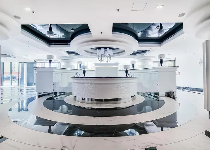 Ans Hanza Tower - 22nd Floor With View, Swimming Pool, Sauna, Jacuzzi, Viewing Terrace דירה *